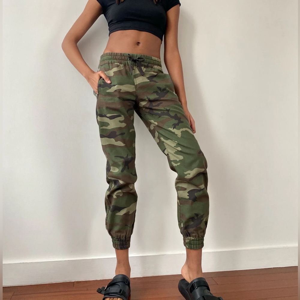 Aritzia TNA Alix Camo Joggers Pant